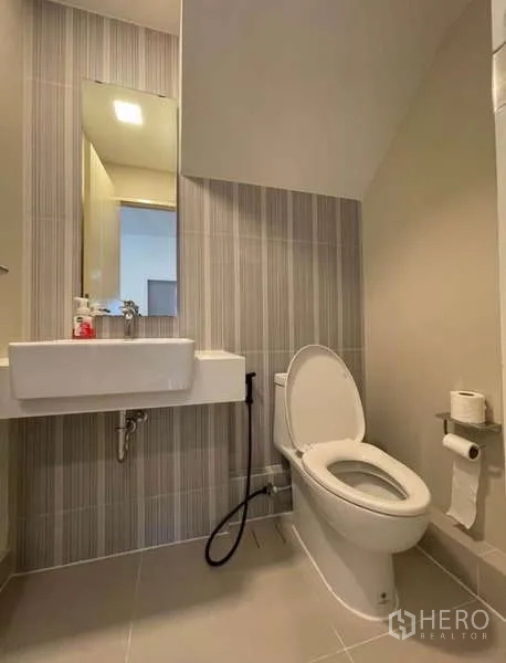 联排别墅 出租在Prawet, Bangkok - 现代卫生间，洗手盆与坐便器