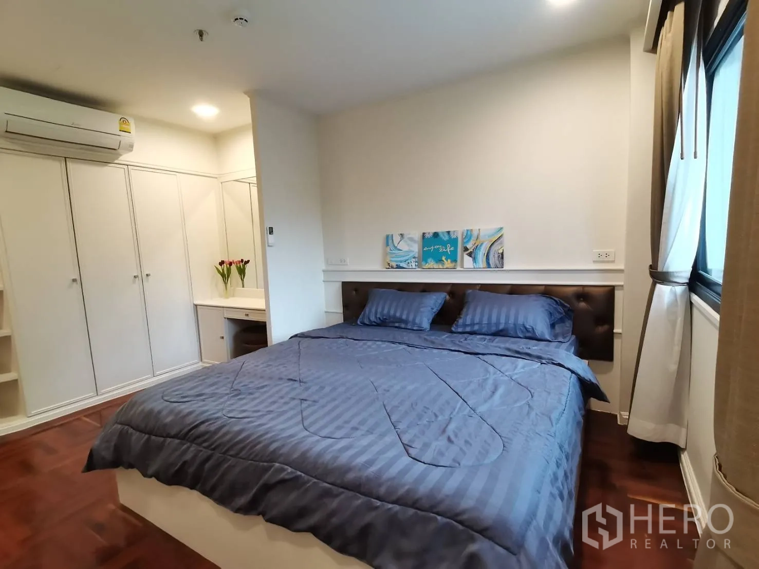 公寓 for rent in Watthana, Bangkok - 卧室一角展示内置衣柜、梳妆桌、空调与窗帘。