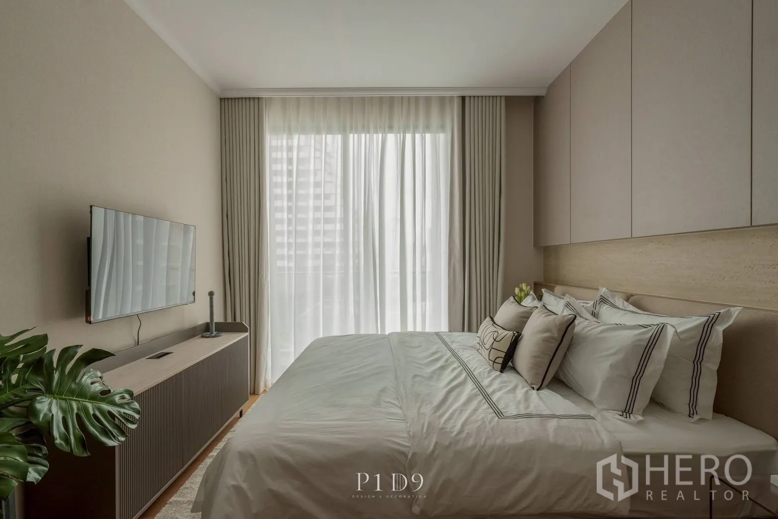 公寓 for rent in Watthana, Bangkok - 卧室设大床、电视柜与整面落地窗帘。