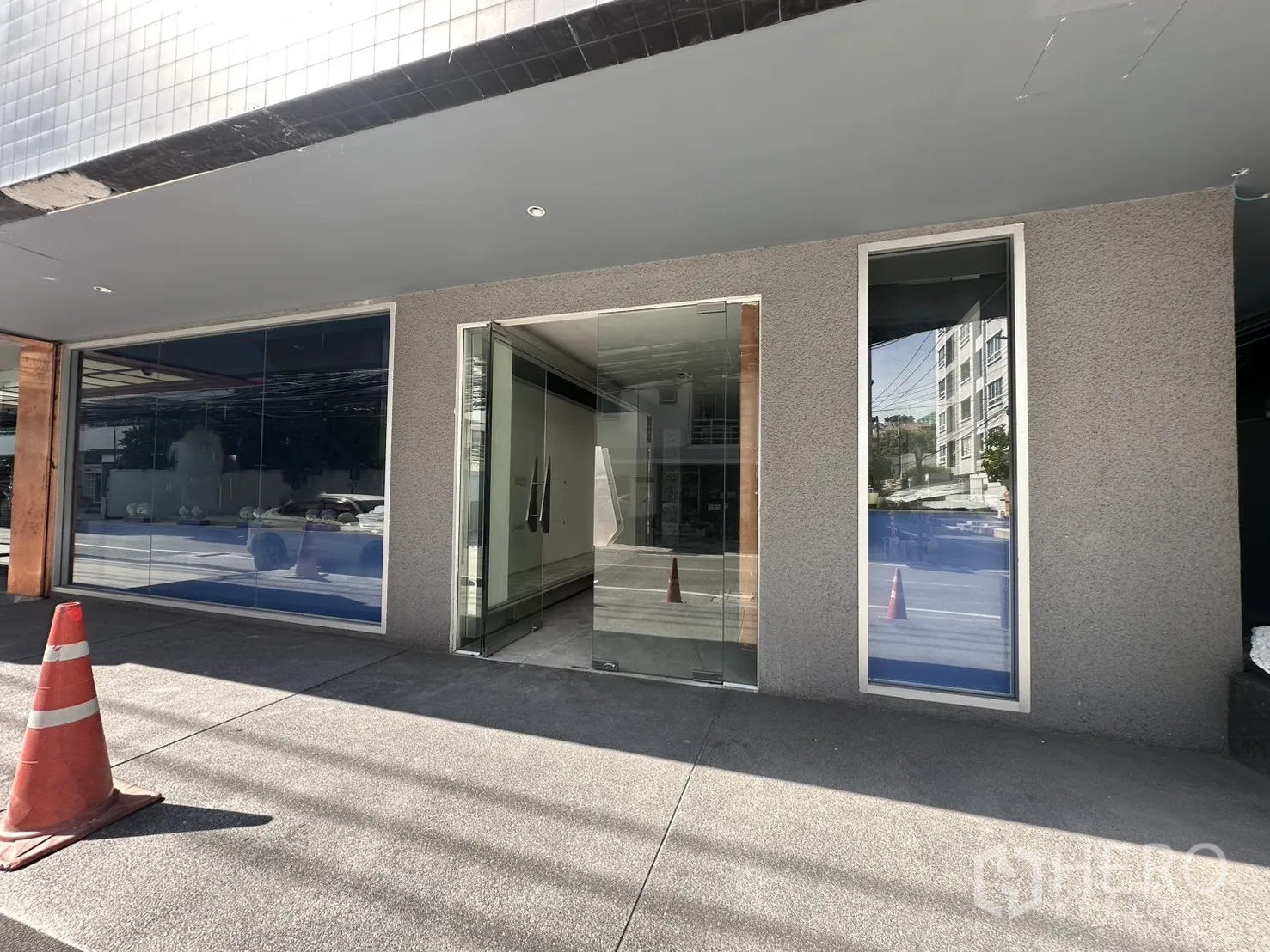 零售空间 for rent in Watthana, Bangkok - 建筑正面配双开玻璃门与宽大的展示橱窗。