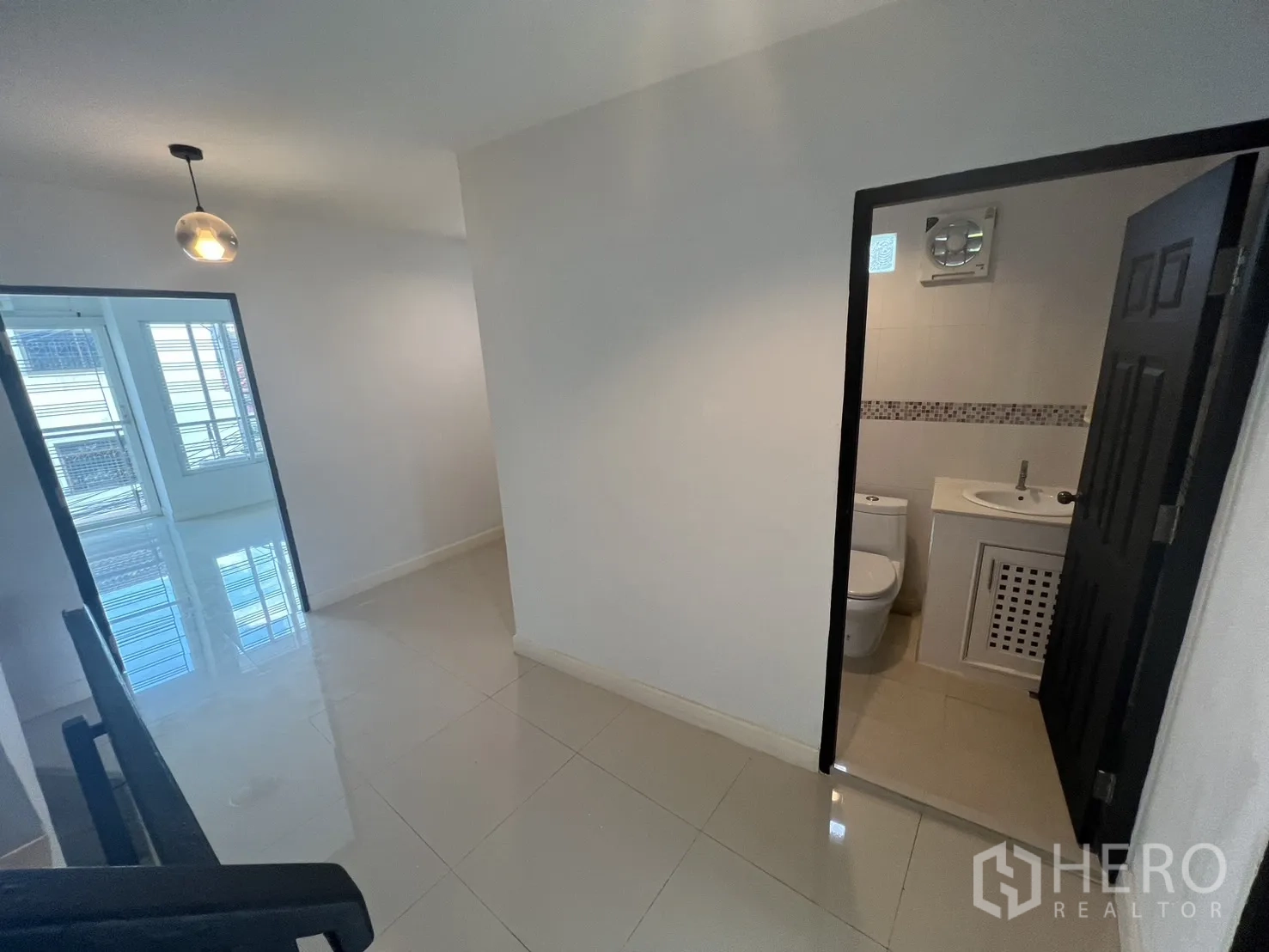 带办公室的家 出租在Khlong Toei, Bangkok - 楼上走廊，通向卧室与相邻卫生间。