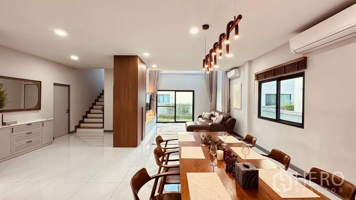 บ้าน ให้เช่าในBang Phli, Samut Prakan - มุมยาวของโซนนั่งเล่น–ทานอาหาร โคมไฟระย้าดีไซน์และบันได