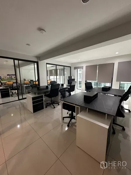 สำนักงานที่บ้าน ให้เช่า - โซนทำงานโอเพ่นสเปซ โต๊ะทำงานสมัยใหม่ ข้างห้องประชุมกระจก