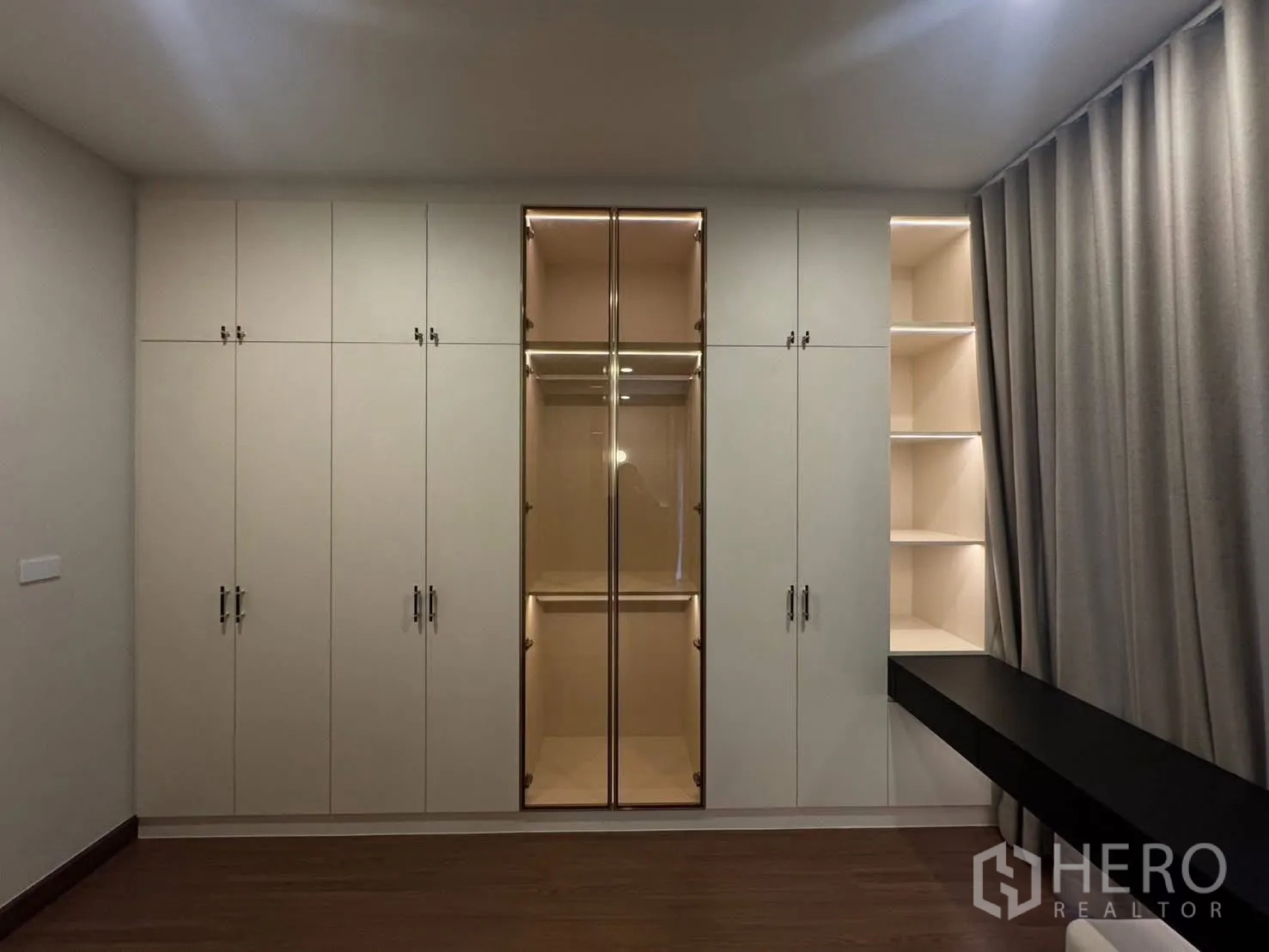 Detached House for rent in Bang Phli, Samut Prakan - Wall of built-in wardrobes with glass display and open shelves.