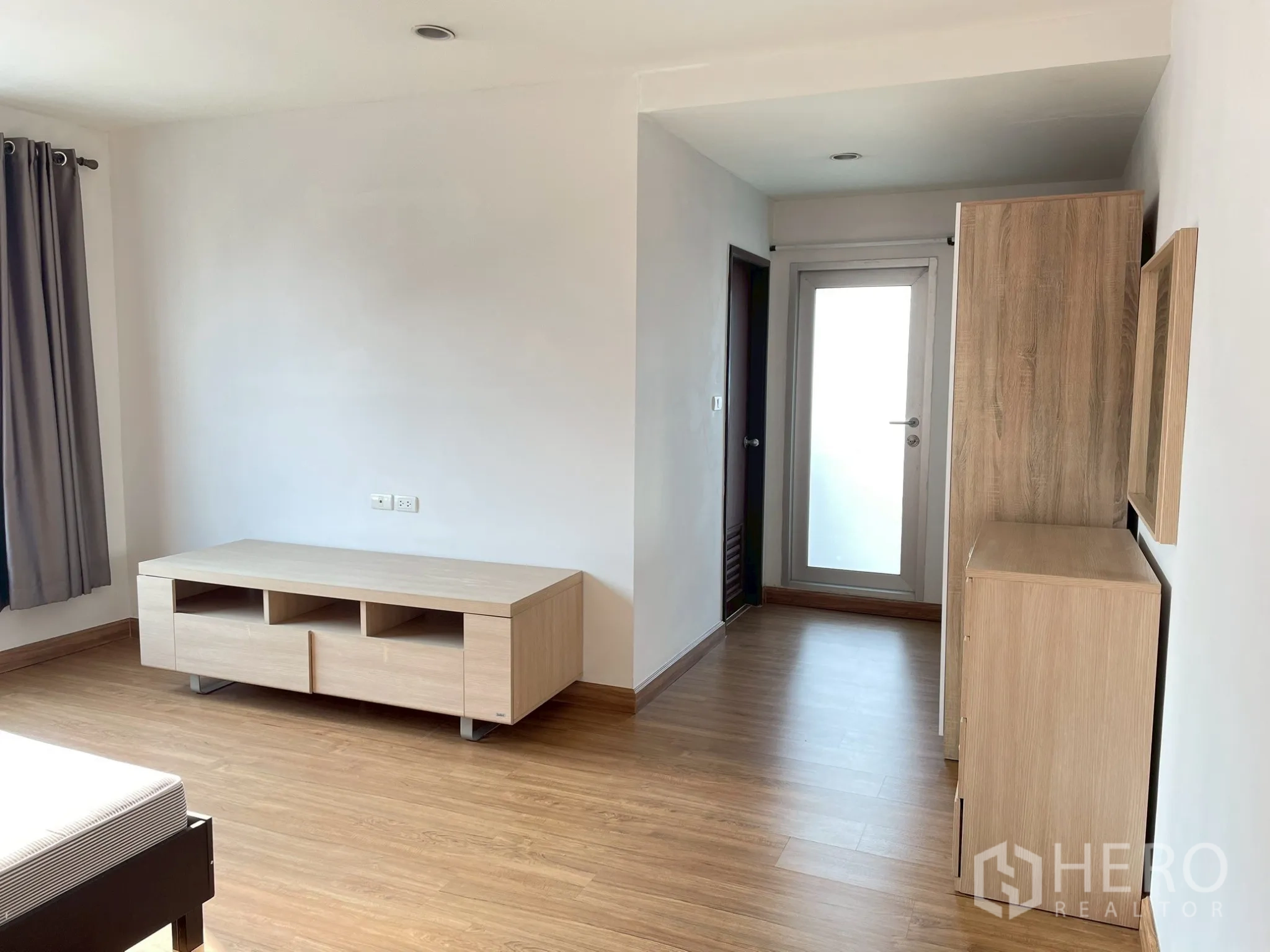 อพาร์ทเมนท์ for rent in Khlong Toei, Bangkok - มุมห้องนอนมีตู้วางทีวีและประตูกระจกฝ้า