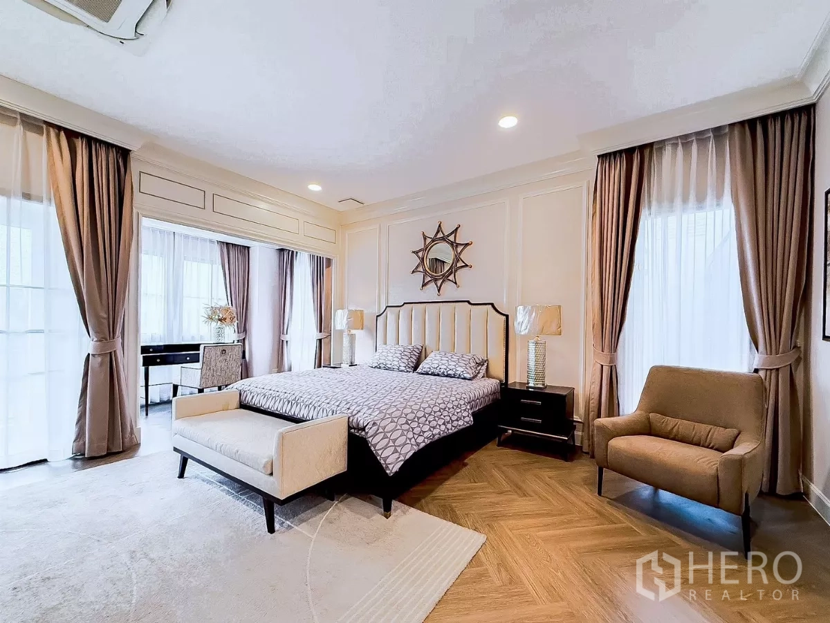 Detached House for rent in Saphan Sung, Bangkok - Spacious master bedroom with bay windows, upholstered bed and seating.
