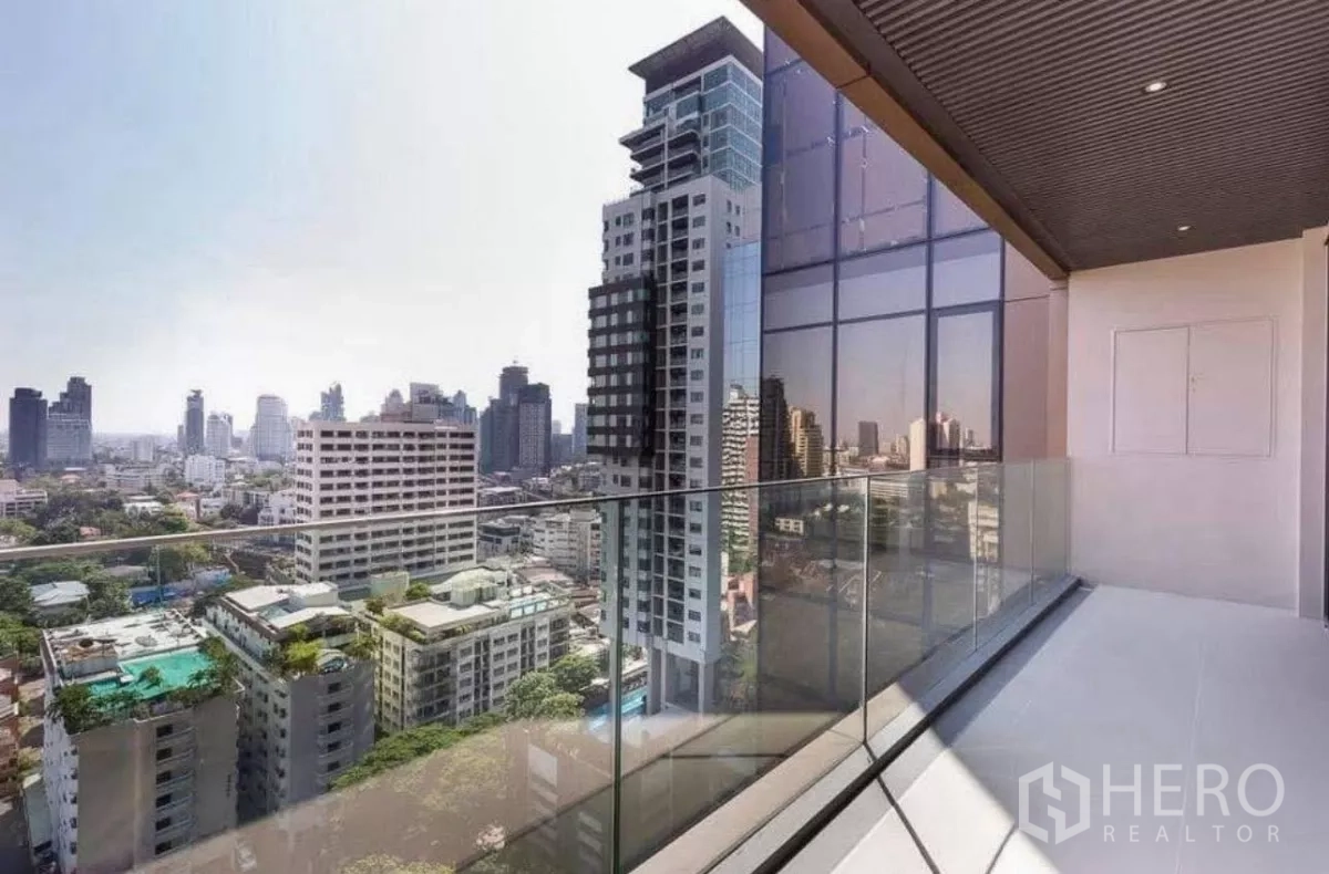 公寓 出租在Watthana, Bangkok - 宽敞阳台配玻璃栏杆，俯瞰Phrom Phong天际线。