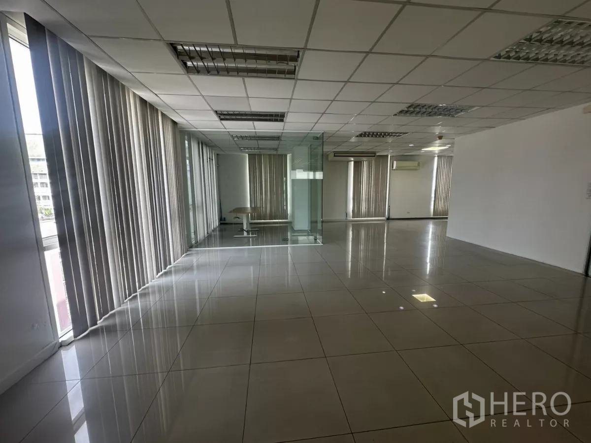 สำนักงาน ให้เช่าในHuai Khwang, Bangkok - โซนสำนักงานแบบเปิด ผนังกระจก ไฟฝ้าซ่อน และหน้าต่างสูงพร้อมม่าน