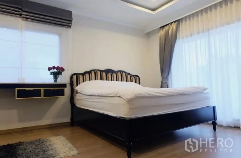 บ้าน ให้เช่าในSuan Luang, Bangkok - ห้องนอนกว้าง พื้นไม้ หน้าต่างบานใหญ่ ผ้าม่านโปร่ง และเตียงโทนสีเข้ม