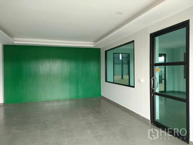 โรงงาน ให้เช่าในBan Phaeo, Samut Sakhon - โถงสำนักงาน ผนังกั้นสีเขียวและประตูกระจกเข้าสู่โรงงาน
