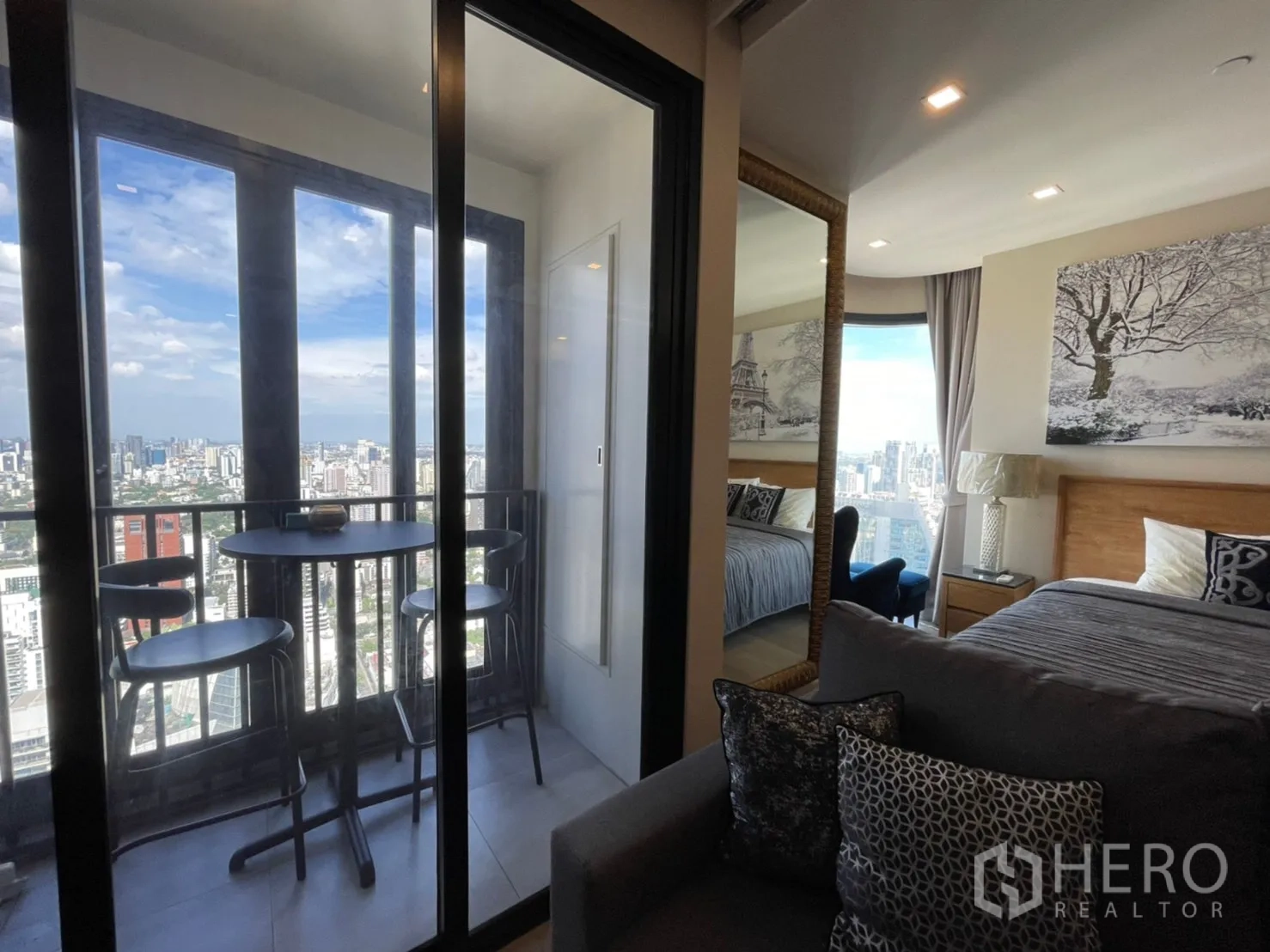 คอนโด for rent in Watthana, Bangkok - ประตูกระจกเลื่อนเปิดสู่ระเบียงพร้อมที่นั่ง และเห็นห้องนอนกับกระจกบานใหญ่