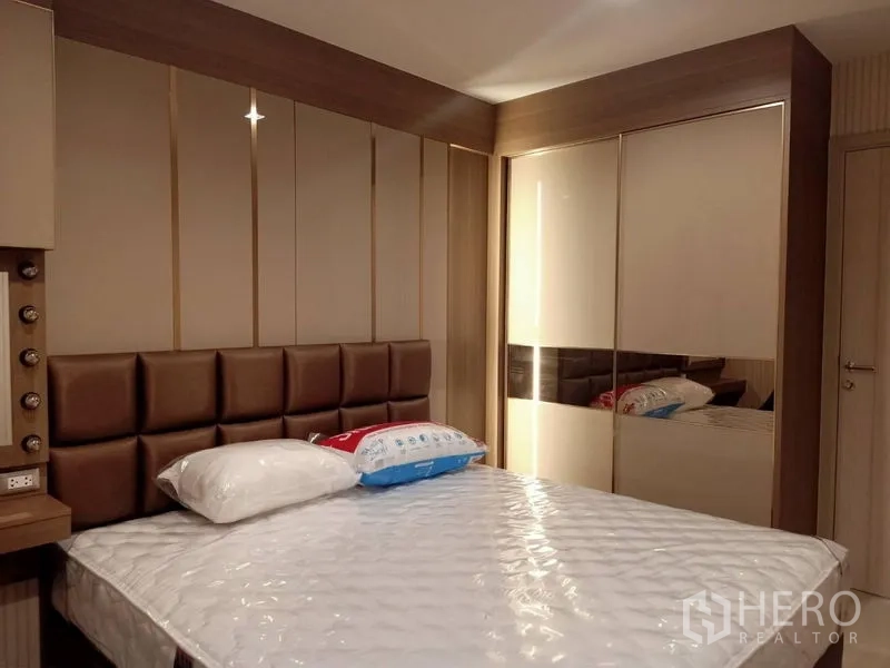 公寓 出租在Pathum Wan, Bangkok - 主卧配软包床头、梳妆台与镜面衣柜。
