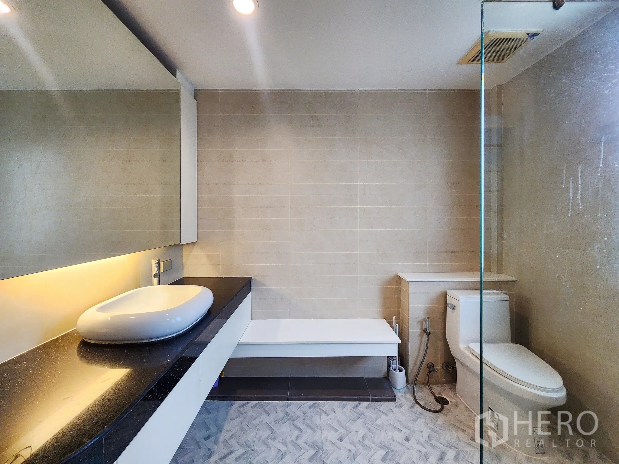 Detached House for rent in Bang Kapi, Bangkok - Bedroom angle highlighting long floating shelves and storage cabinetry.
