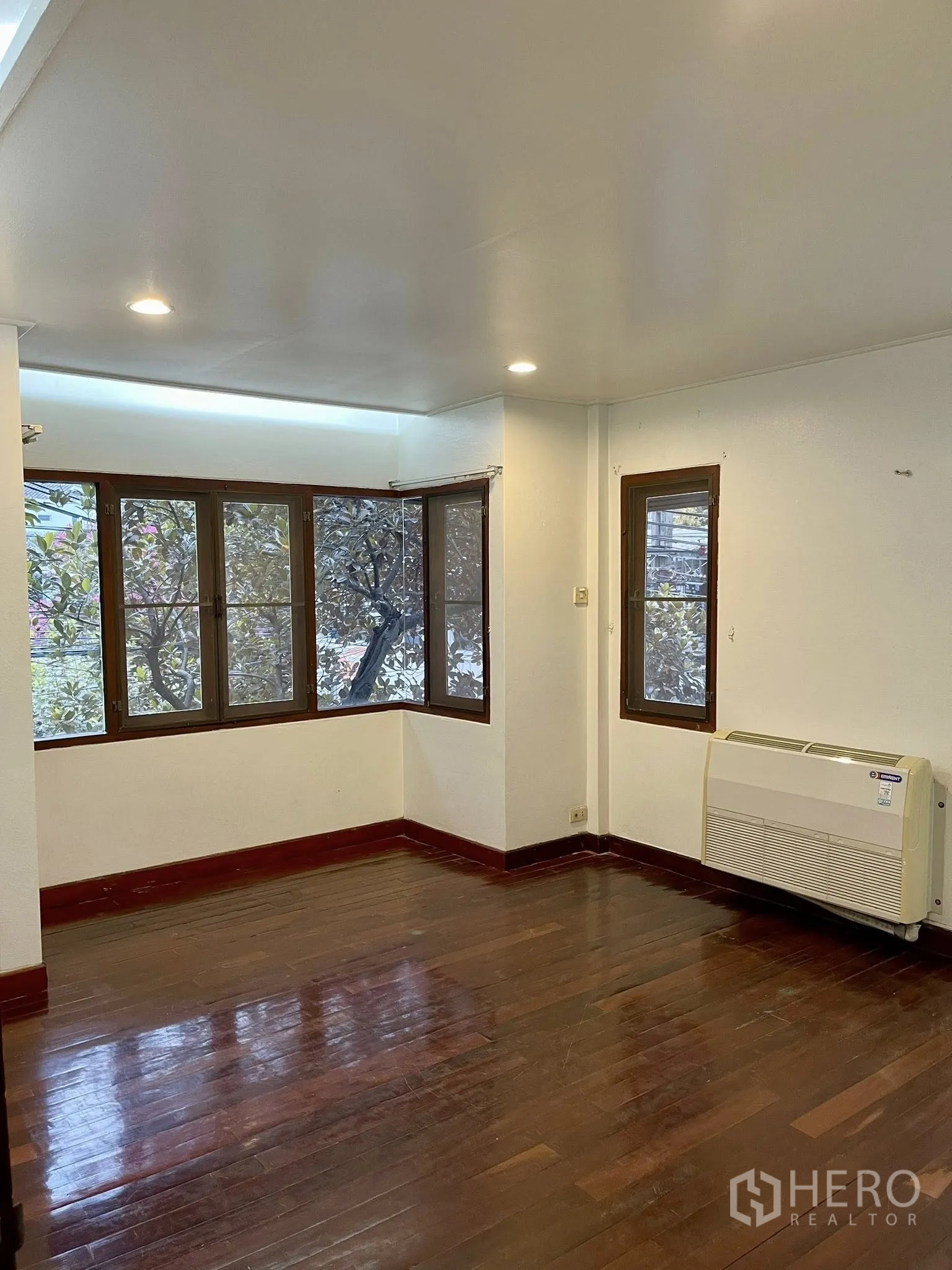 Detached House for rent in Pathum Wan, Bangkok - Corner room with multiple windows and a wall-mounted air conditioner.
