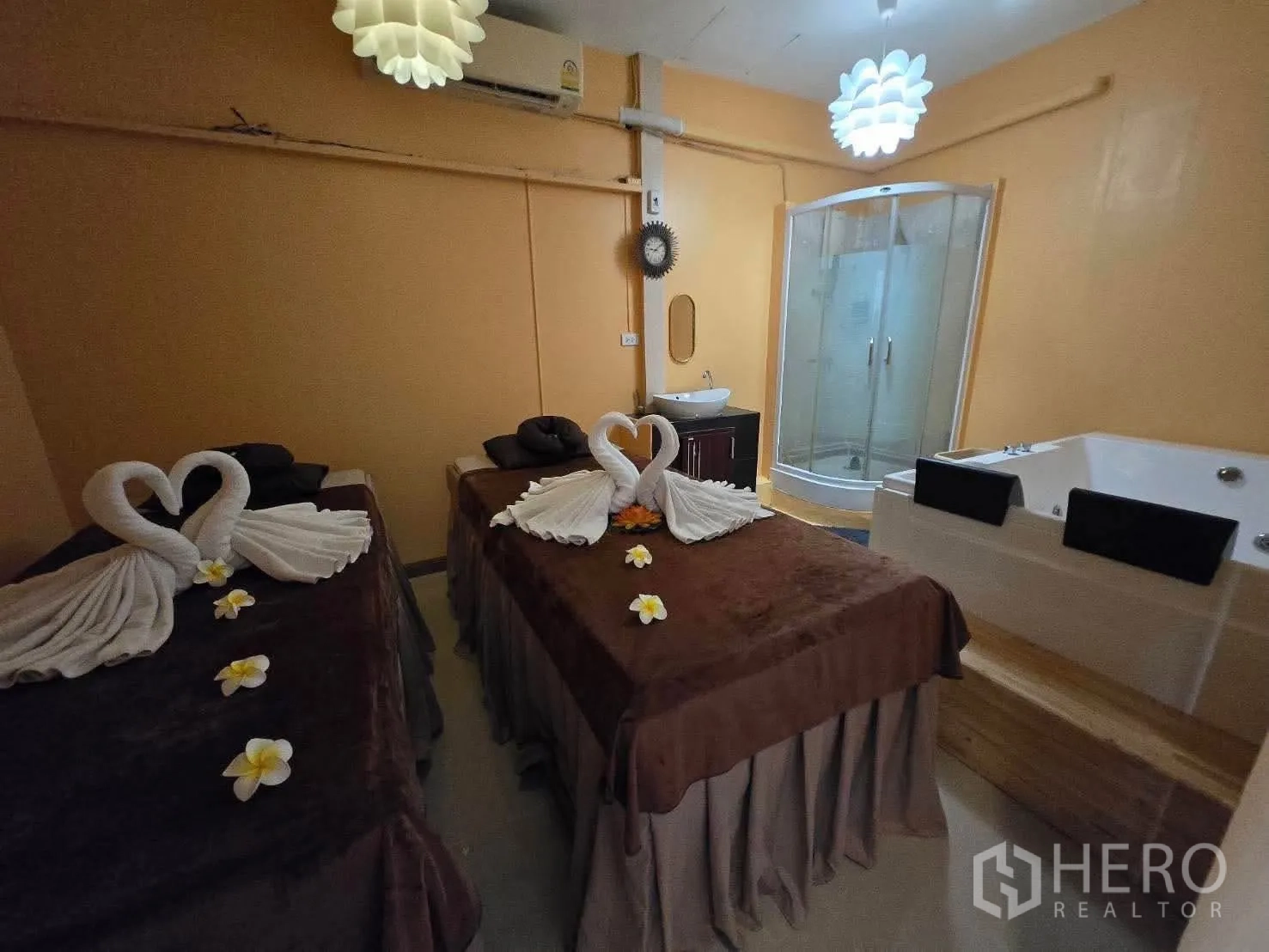 零售空间 for rent in Lat Phrao, Bangkok - 双人理疗室，设两张按摩床、按摩浴缸与淋浴房。