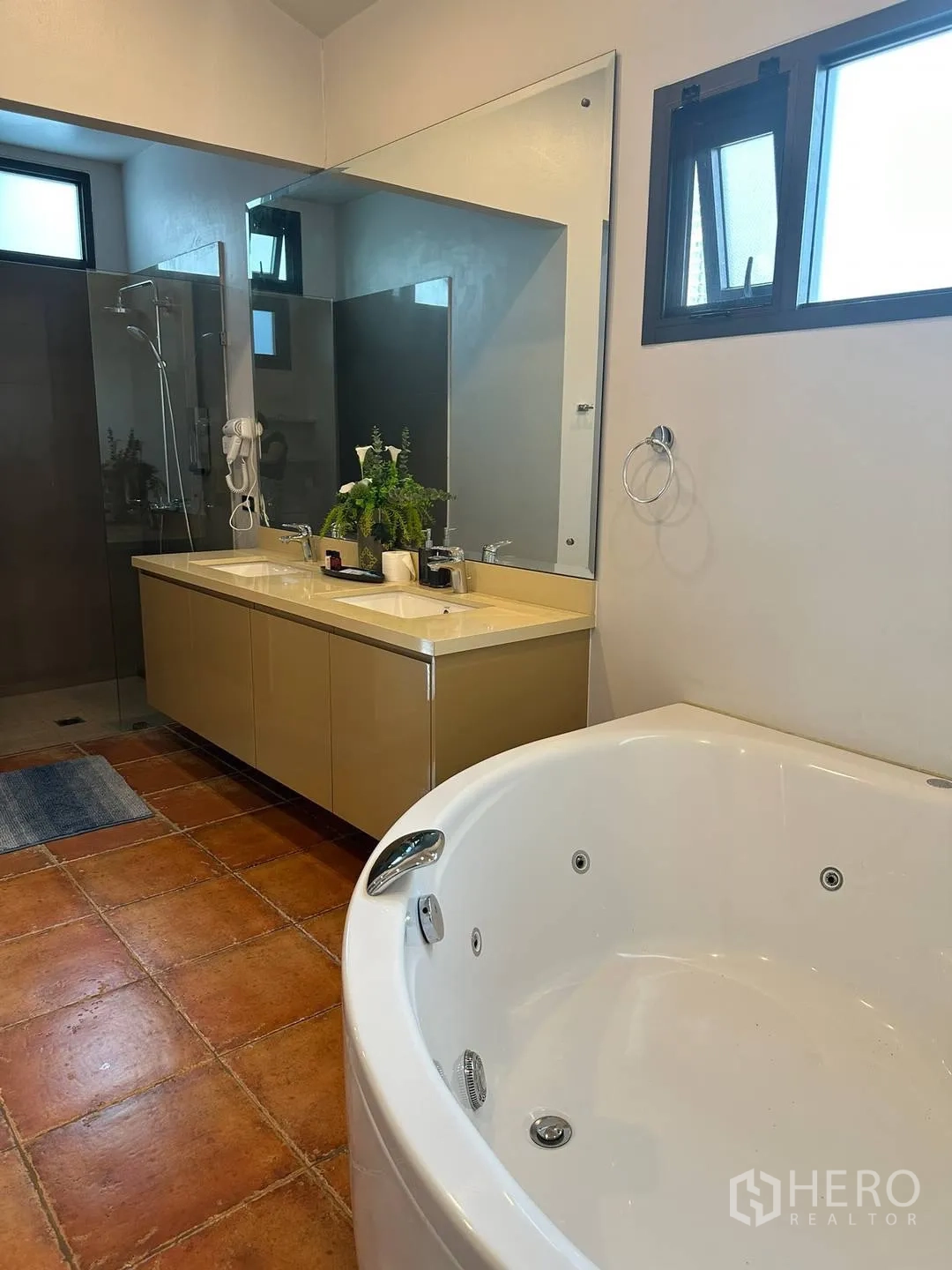บ้านเดี่ยว for rent in Watthana, Bangkok - ห้องน้ำอ่างจากุซซี่ อ่างล้างคู่ และฝักบัวกระจก