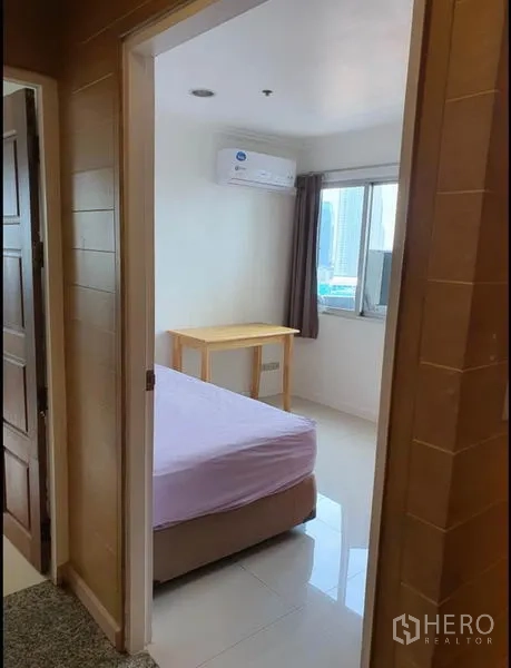 公寓 出租在Ratchathewi, Bangkok - 从门口望入卧室，带空调和朝城景的窗户。