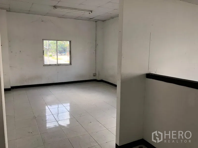 Factory for rent in Wang Noi, Phra Nakhon Si Ayutthaya - Simple office space with tiled floor and window, ready for fit‑out or meeting room use.