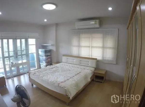 独立式住宅 出售 - 宽敞主卧，双人床、阳台推拉门与空调