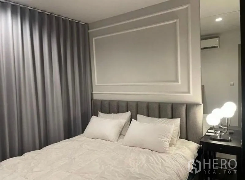 公寓 出租在Ratchathewi, Bangkok - 卧室灰色线条造型墙与窗帘细节。