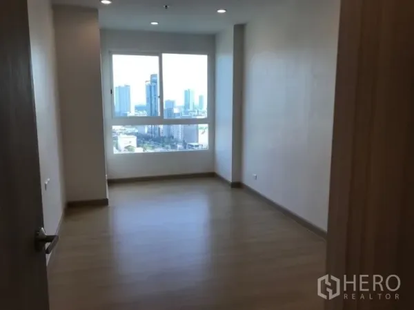 公寓 出售在Yan Nawa, Bangkok - 宽敞卧室，大窗户可观赏城市天际线