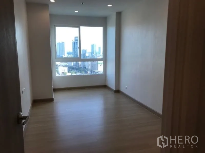 公寓 出售在Yan Nawa, Bangkok - 宽敞卧室，大窗户可观赏城市天际线