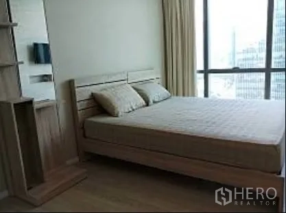 คอนโด ให้เช่าในWatthana, Bangkok - ห้องนอนเตียงใหญ่โทนไม้สว่าง พร้อมหน้าต่างบานใหญ่เห็นวิวกรุงเทพฯ