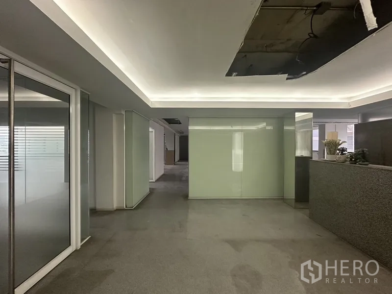 办公空间 出租在Khlong Toei, Bangkok - 大堂区，灯槽吊顶、花岗岩前台与玻璃隔墙