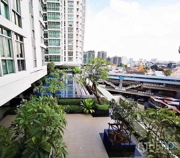 คอนโด ให้เช่าในKhlong Toei, Bangkok - ดาดฟ้าส่วนกลางคอนโดพร้อมสระว่ายน้ำ สวนภูมิทัศน์ และวิวรถไฟฟ้า BTS ใกล้เคียง