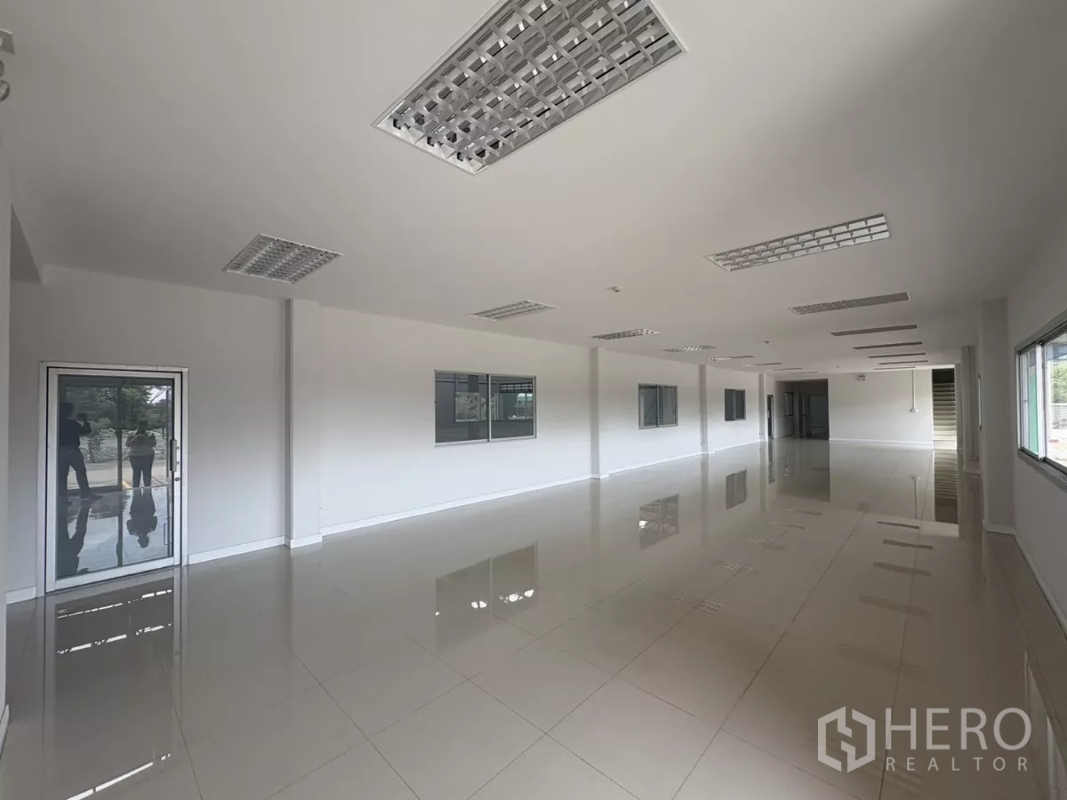工厂 出租在Bang Phli, Samut Prakan - 宽敞明亮的开放式办公室，地砖与吊顶灯