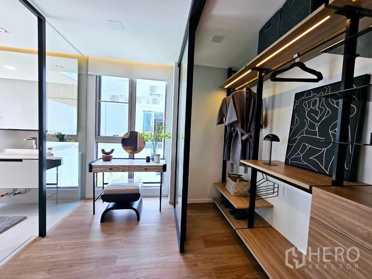 Detached House for rent in Saphan Sung, Bangkok - Dressing area with vanity desk and open rails beside the bathroom.