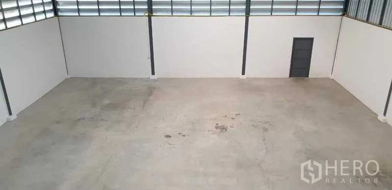 工厂 出租在Lam Luk Ka, Pathum Thani - 空置仓库地面，光滑混凝土与高墙面