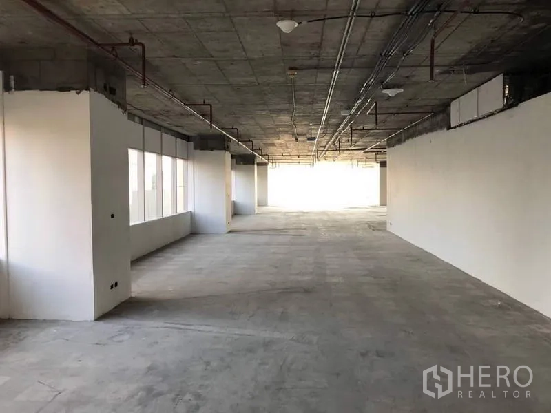 办公空间 出租在Bang Na, Bangkok - 修长楼板办公室，外露机电管线与混凝土地面。