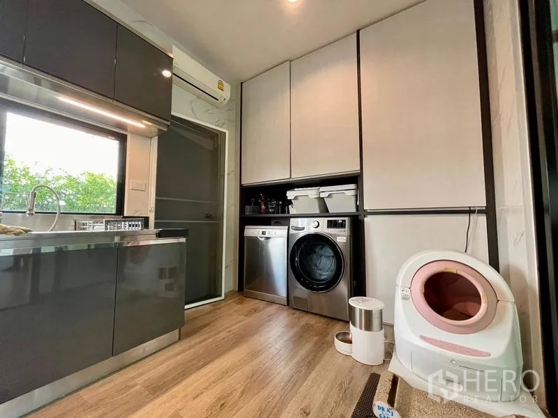 บ้าน ให้เช่าในPhasi Charoen, Bangkok - ห้องซักล้างพร้อมตู้บิลท์อิน เครื่องซักผ้า–อบผ้า ข้างหน้าต่าง