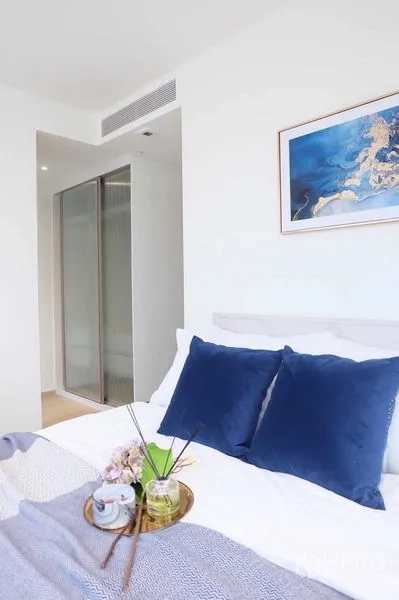 คอนโด ให้เช่าในWatthana, Bangkok - ห้องนอนหลักสว่าง สไตล์มินิมอล หมอนสีน้ำเงินและตู้เสื้อผ้าบานเลื่อน