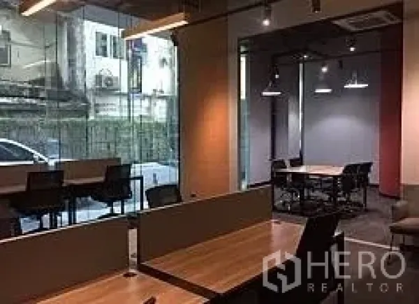 办公空间 出租在Khlong Toei, Bangkok - 曼谷法拉汗浓开放式办公区，木质工位、玻璃隔断会议室与落地窗。