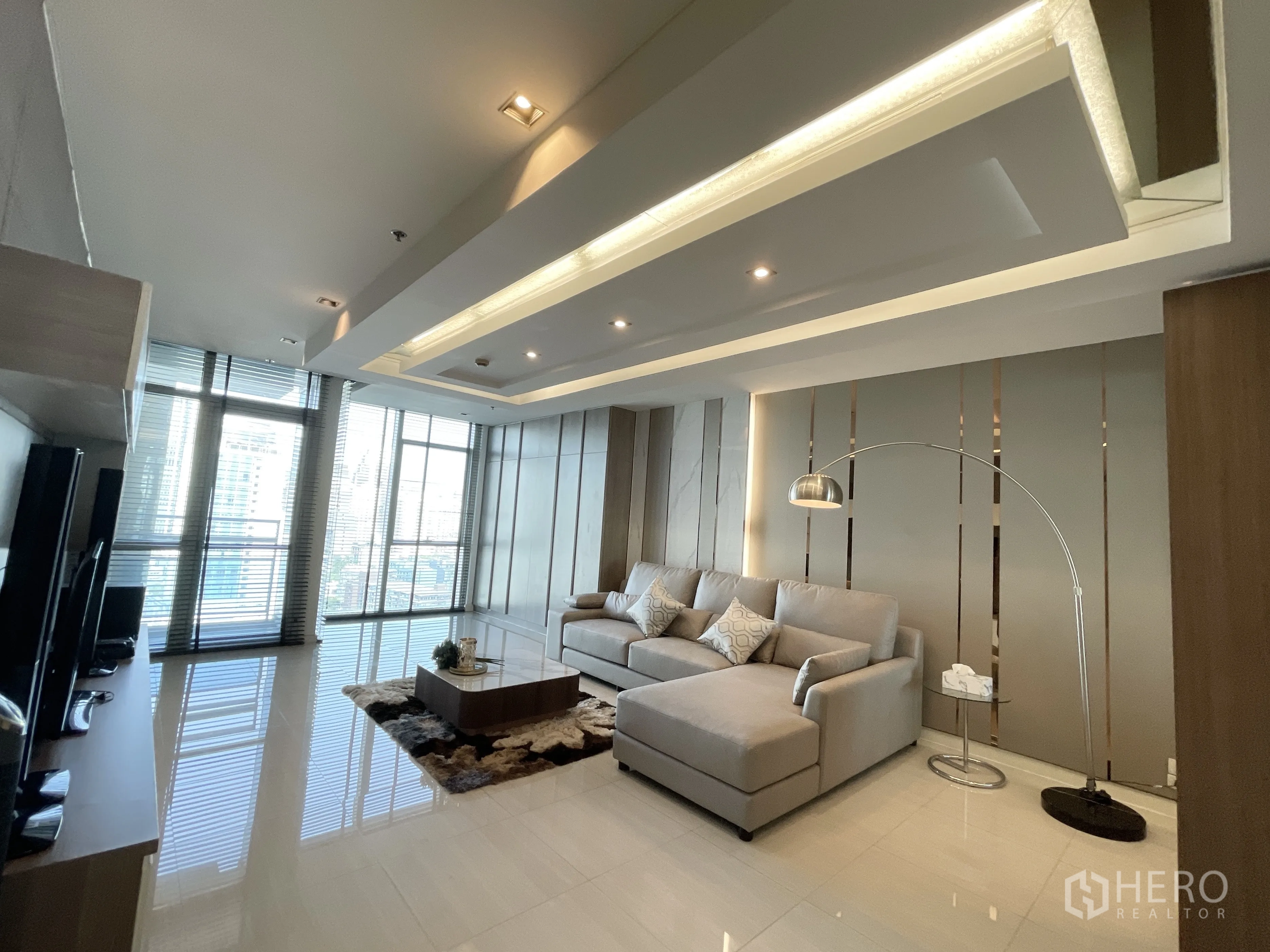 คอนโด for rent in Pathum Wan, Bangkok - ห้องนั่งเล่นขนาดใหญ่ โซฟา L-shape หน้าต่างเต็มบาน มองเห็นวิวเมือง