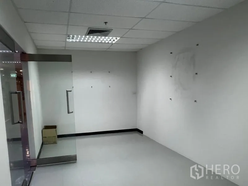 办公空间 出租 - 小型接待或会议室，玻璃门与瓷砖地面，吊顶照明。