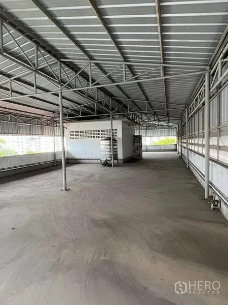 工厂 出租在Bang Na, Bangkok - 带金属桁架屋顶的露台仓储区，侧面通风良好。