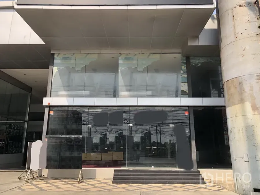 Retail Space for rent in Lam Luk Ka, Pathum Thani - Two-storey retail storefront with full-height glass doors and canopy in Lam Luk Ka.