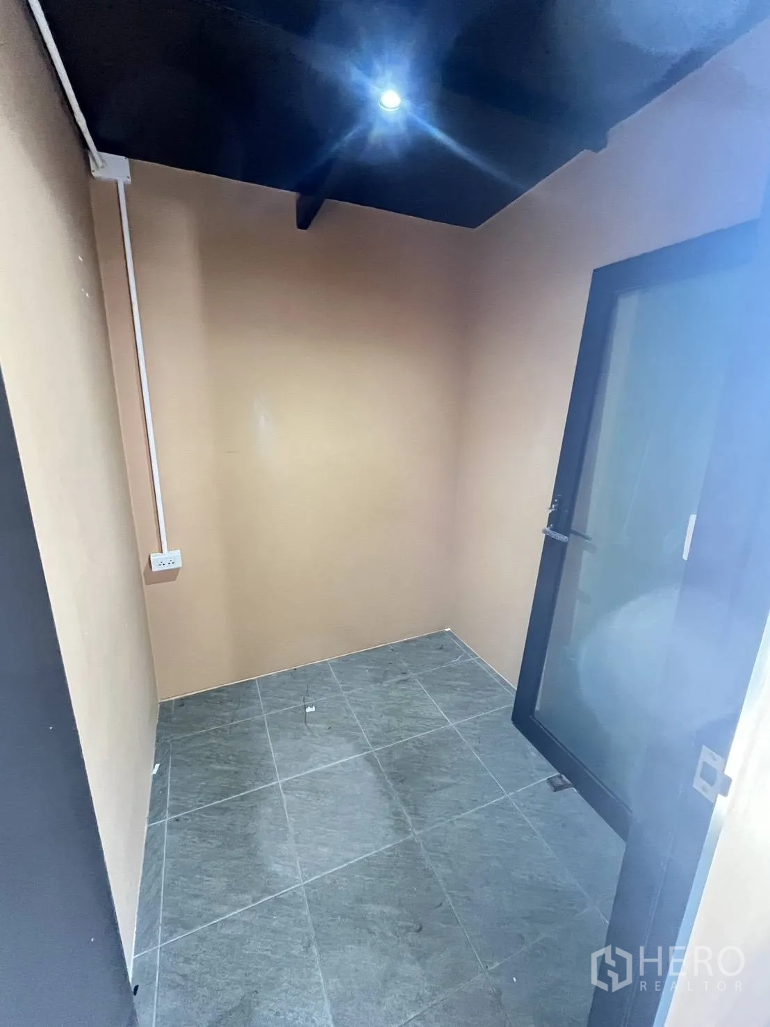 零售空间 for rent in Watthana, Bangkok - 小房间，玻璃门与顶灯，地面为瓷砖。