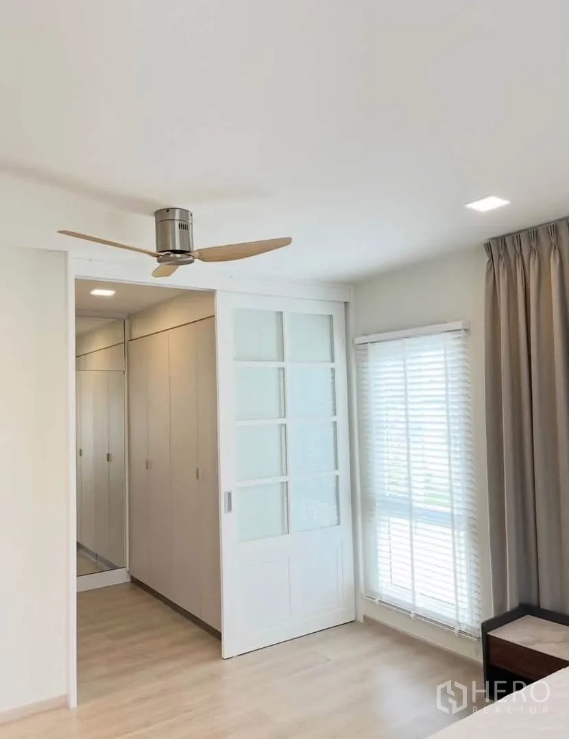 บ้านเดี่ยว for rent in Bang Phli, Samut Prakan - มุมห้องนอนมีประตูบานเลื่อนสู่วอล์กอินคลอเซ็ตและพัดลมเพดาน