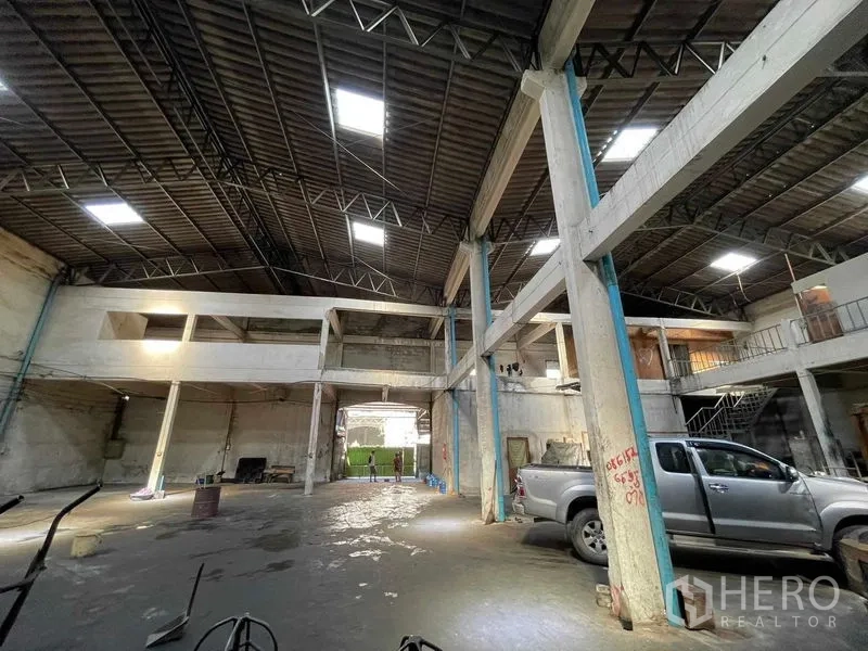 คลังสินค้า ให้เช่าในKrathum Baen, Samut Sakhon - ฮอลล์โกดังหลังคาโครงเหล็ก มีที่จอดรถปิกอัพและทางเข้าประตูโหลด