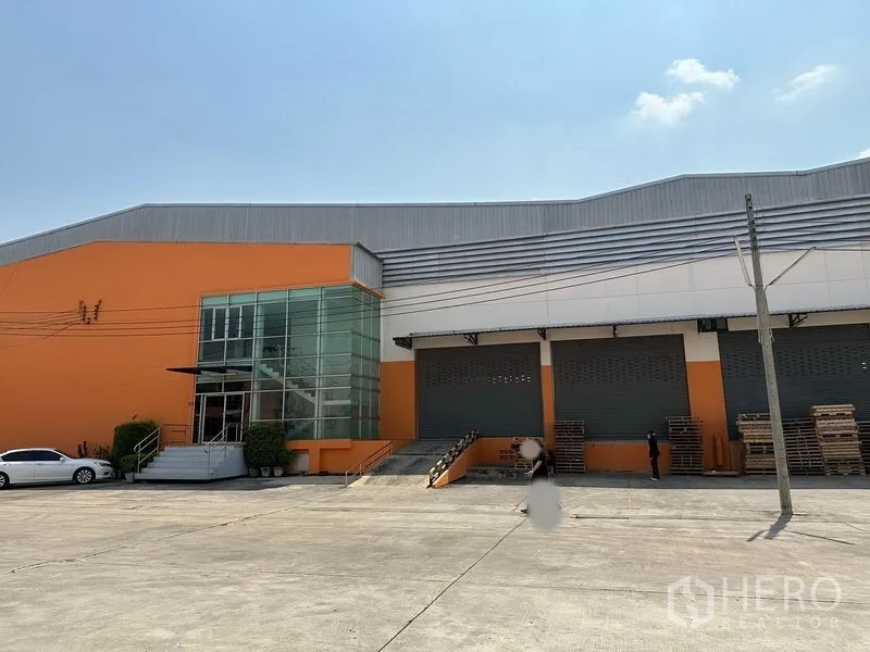Warehouse for rent in Mueang Samut Prakan, Samut Prakan - Modern warehouse exterior in Bang Phli with glass-front office, ramp access and multiple loading bays.