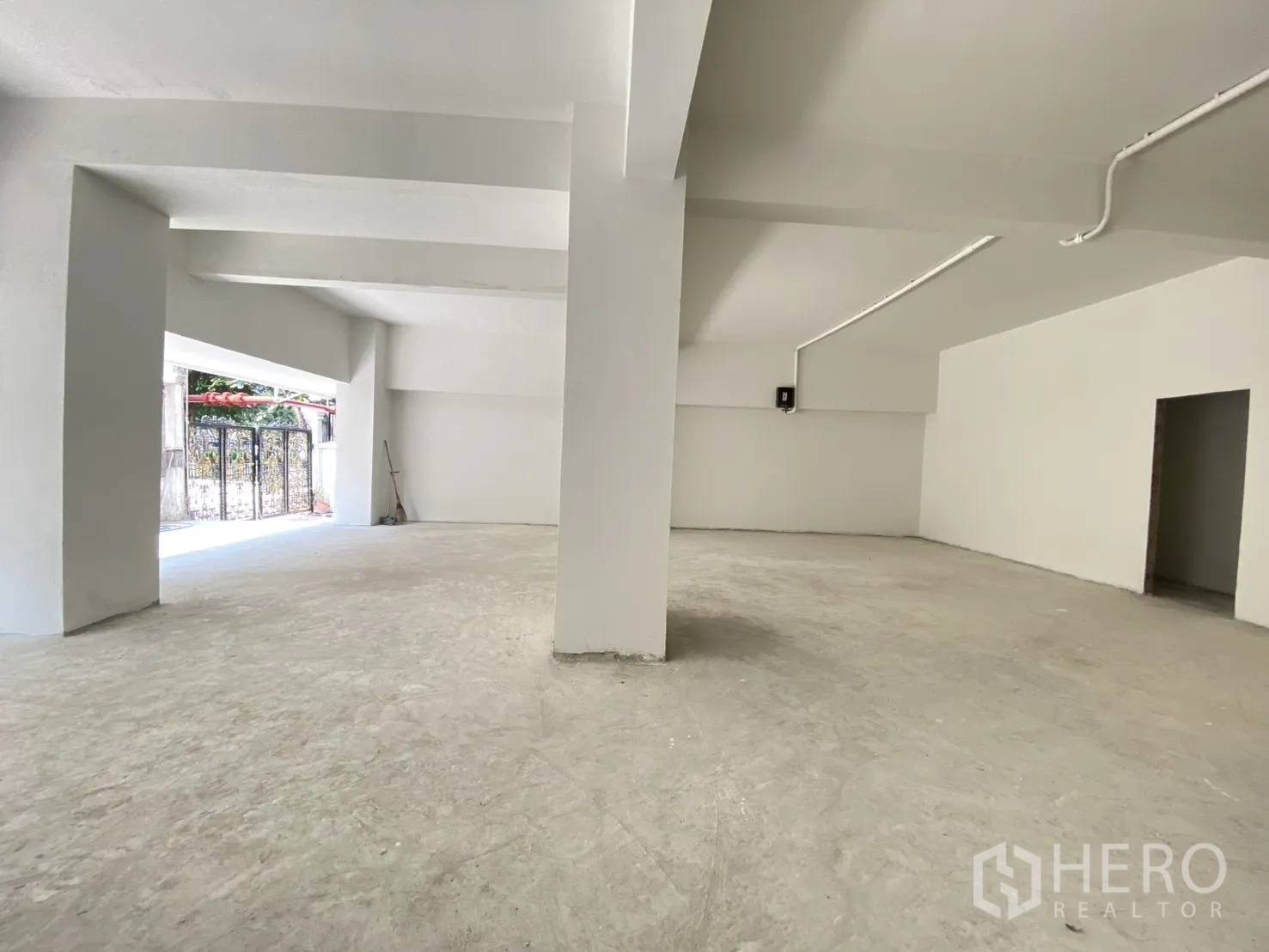 พื้นที่ขายปลีก for rent in Watthana, Bangkok - ภายในลึกหันสู่ประตูรั้ว ผนังสีขาวและท่อสาธารณูปโภค.