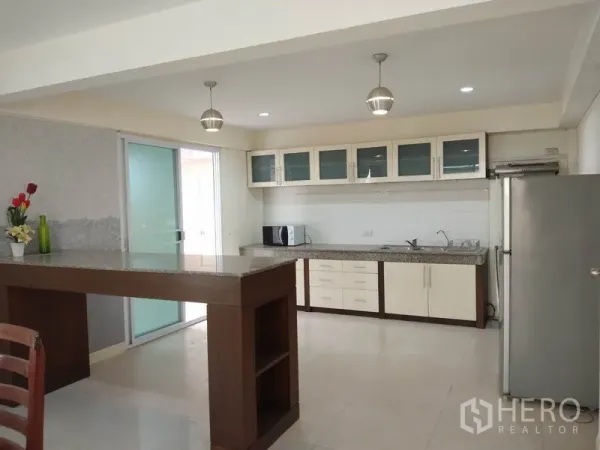 独立式住宅 出租在Watthana, Bangkok - 开放式厨房带中岛与吊灯，配不锈钢冰箱