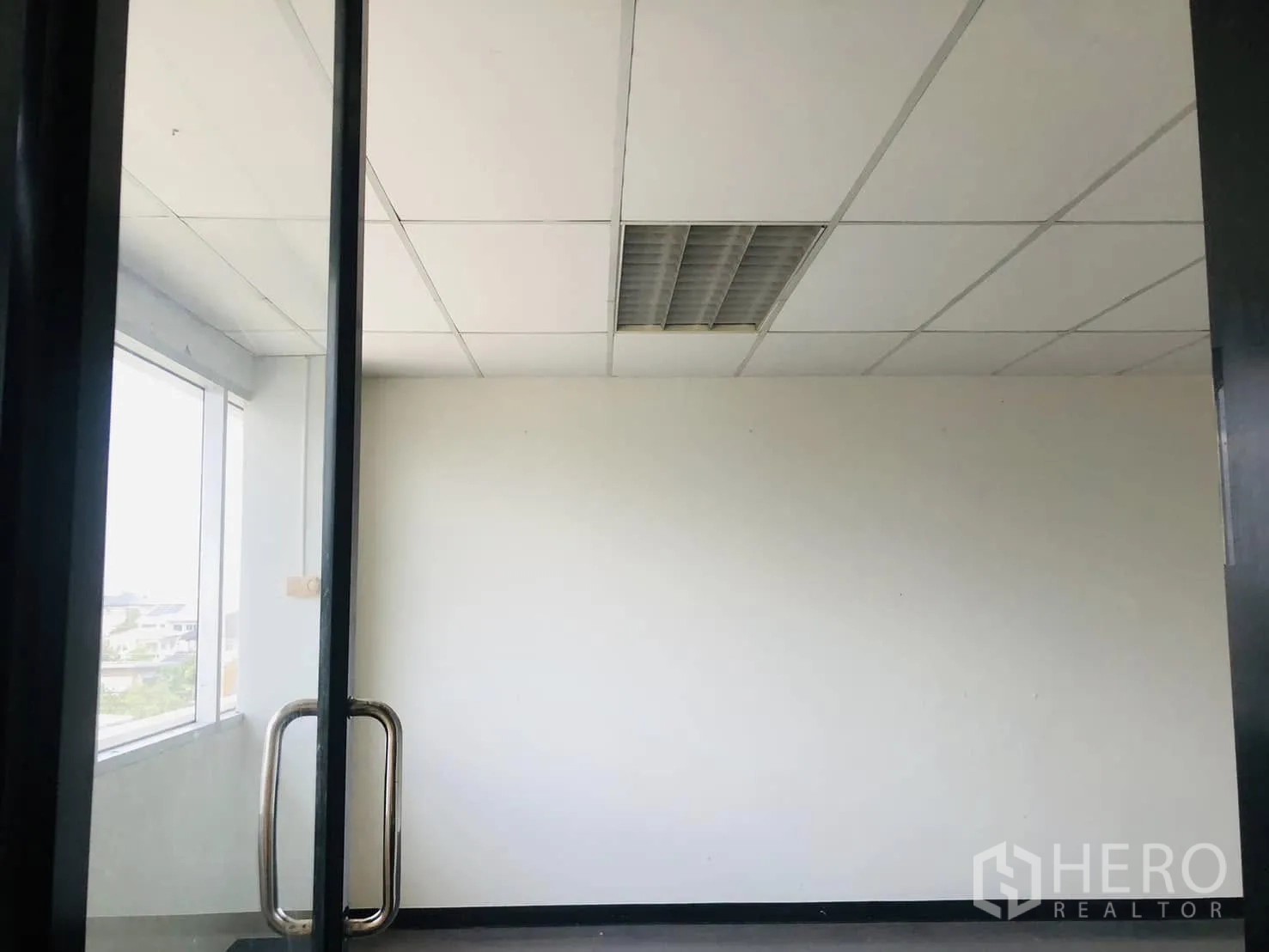 办公室 for rent in Lat Phrao, Bangkok - 紧凑会议室，设玻璃门与侧面采光窗。