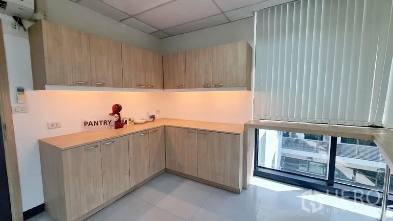 สำนักงาน ให้เช่าในWatthana, Bangkok - แพนทรีทรงตัวแอล ไฟใต้ตู้และหน้าต่างบานใหญ่