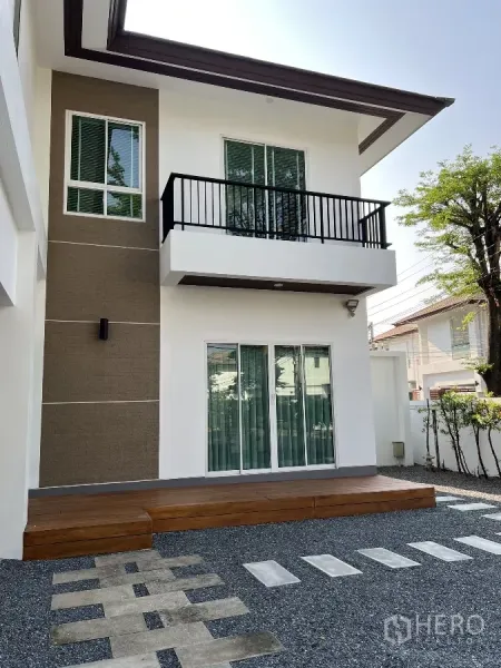 独立式住宅 出租或出售在Saphan Sung, Bangkok - 后立面设推拉玻璃门、小阳台与抬高的木质平台。