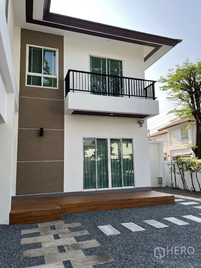 独立式住宅 出租或出售在Saphan Sung, Bangkok - 后立面设推拉玻璃门、小阳台与抬高的木质平台。